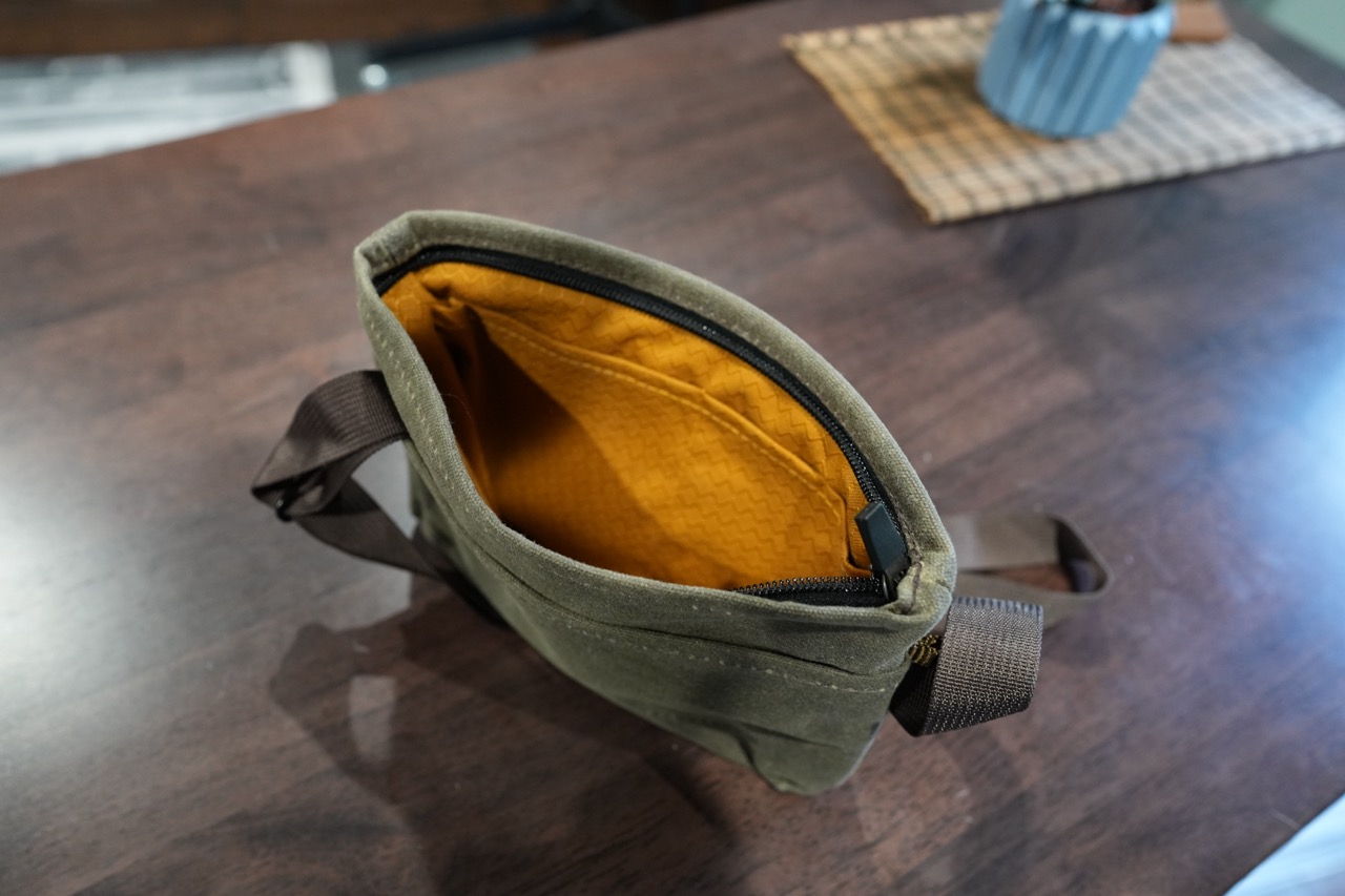 Waterfield Marqui showing orange-color liner.